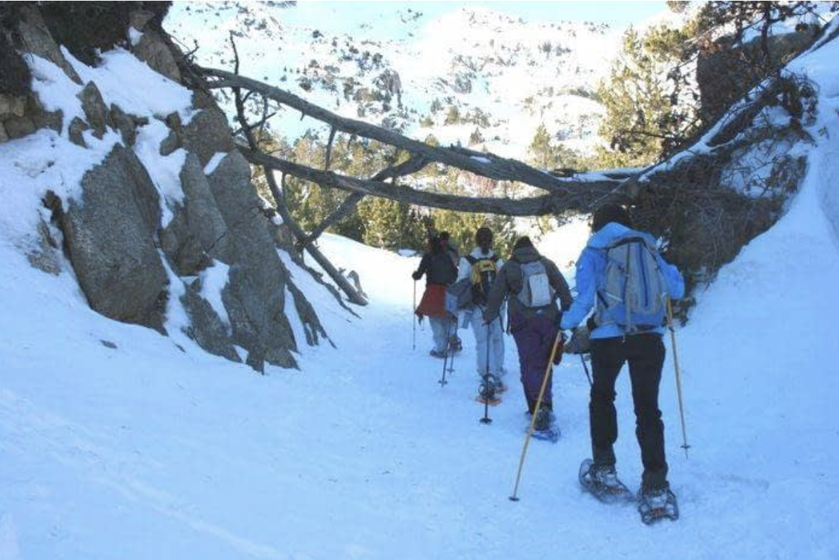 Passeig amb raquetes de neu a la zona perifèrica del Parc Nacional d'Aigüestortes i Estany de Sant Maurici